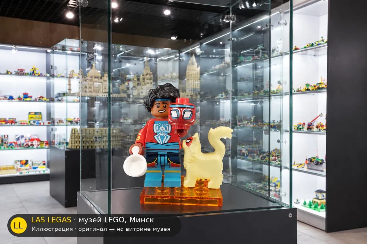 Иллюстрация: LEGO 71050 Хоуби Браун / Спайдер-Панк на витрине в зале музея Las Legas
