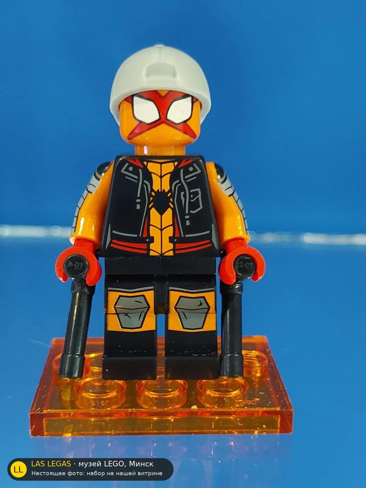 LEGO 71050 Минифигурки LEGO 71050 (Charlotte Webber / Sun-Spider) на витрине музея Las Legas