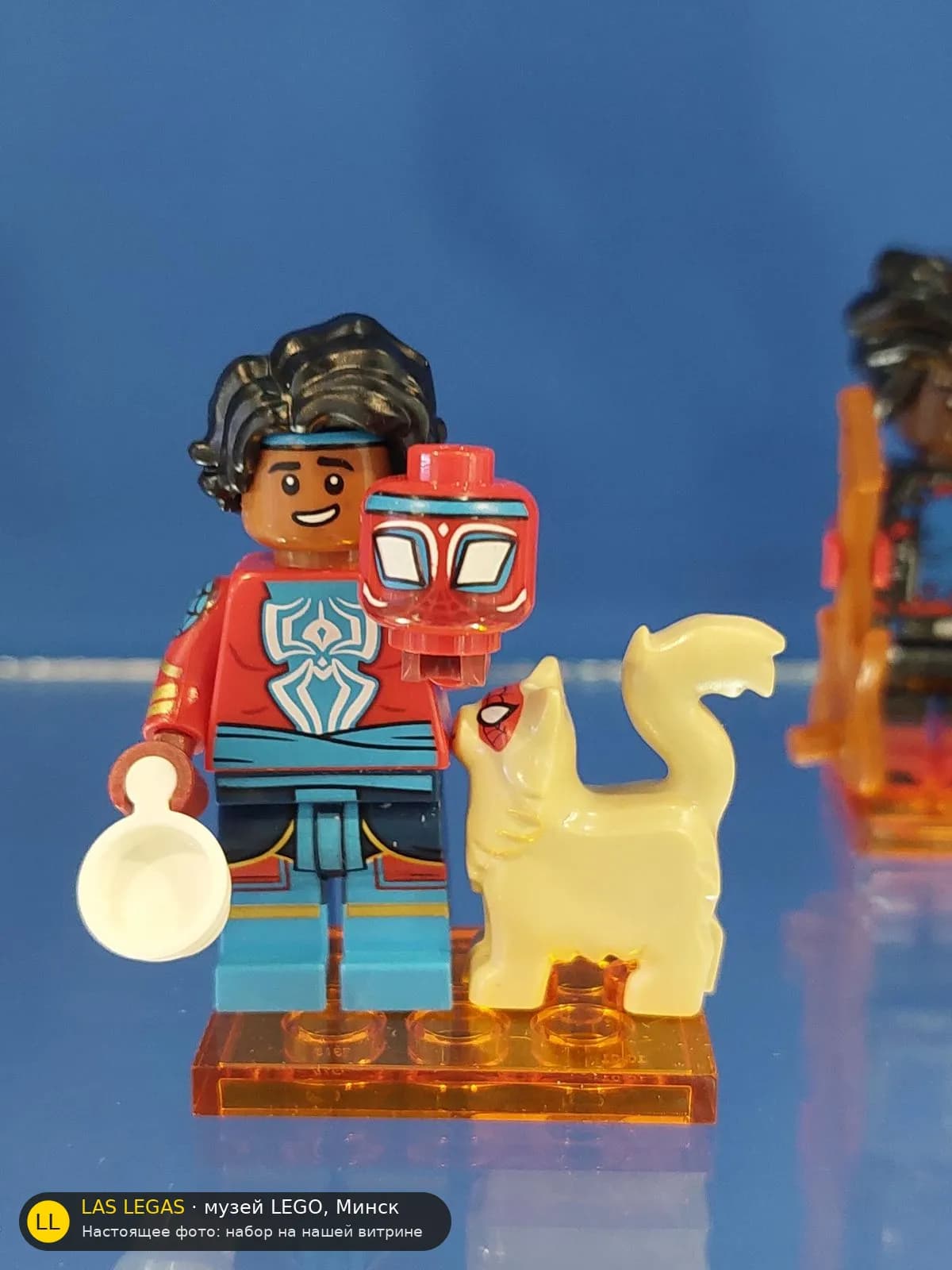 LEGO 71050 Хоуби Браун / Спайдер-Панк (Hobie Brown / Spider-Punk) на витрине музея Las Legas