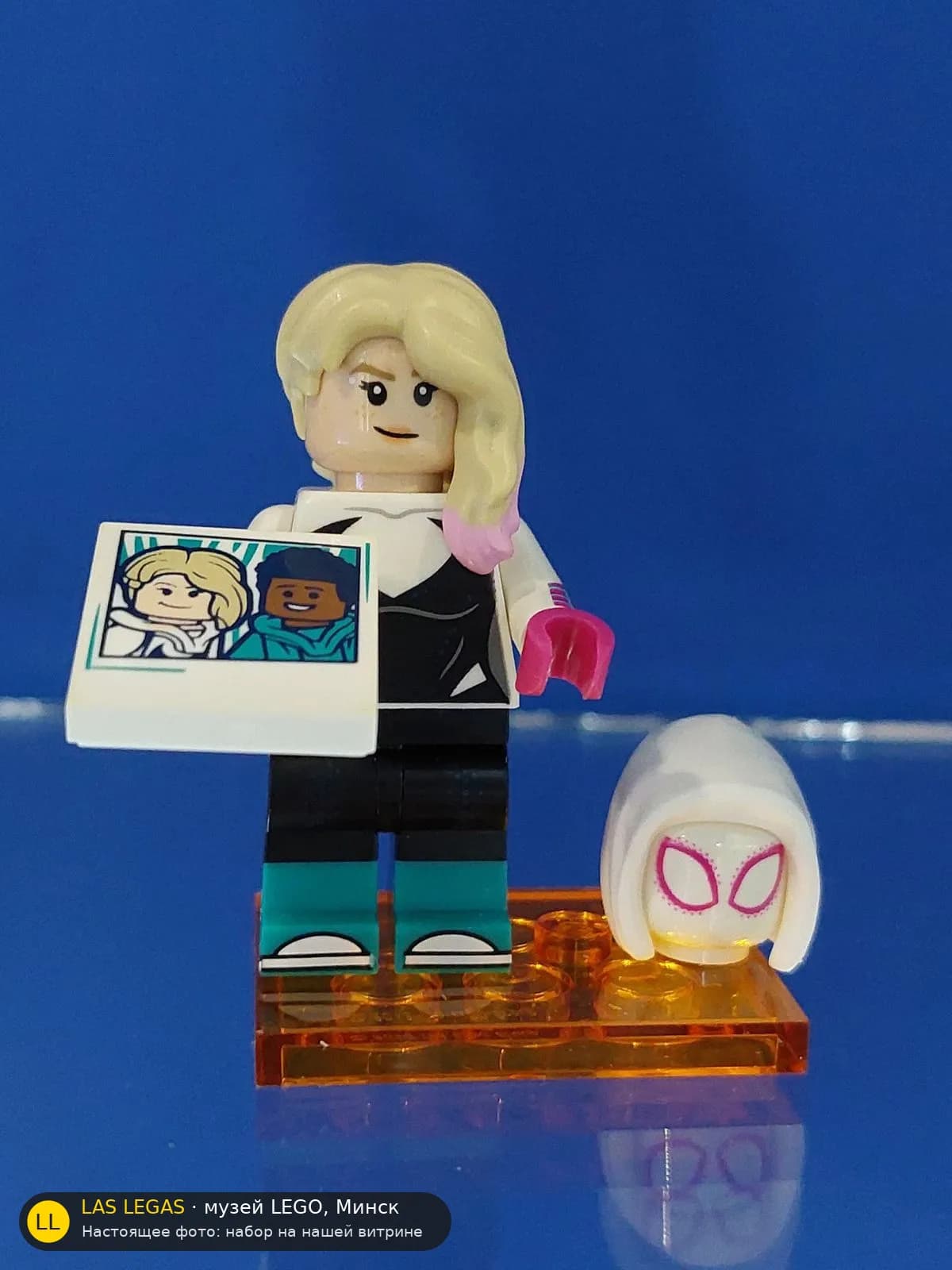LEGO 71050 Гвен Стейси / Женщина-паук (Gwen Stacy / Spider-Gwen) на витрине музея Las Legas