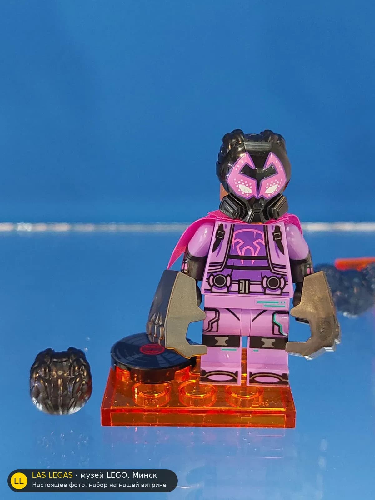 LEGO 71050 Майлз Дж. Моралес / П prowler (Miles G. Morales / Prowler) на витрине музея Las Legas