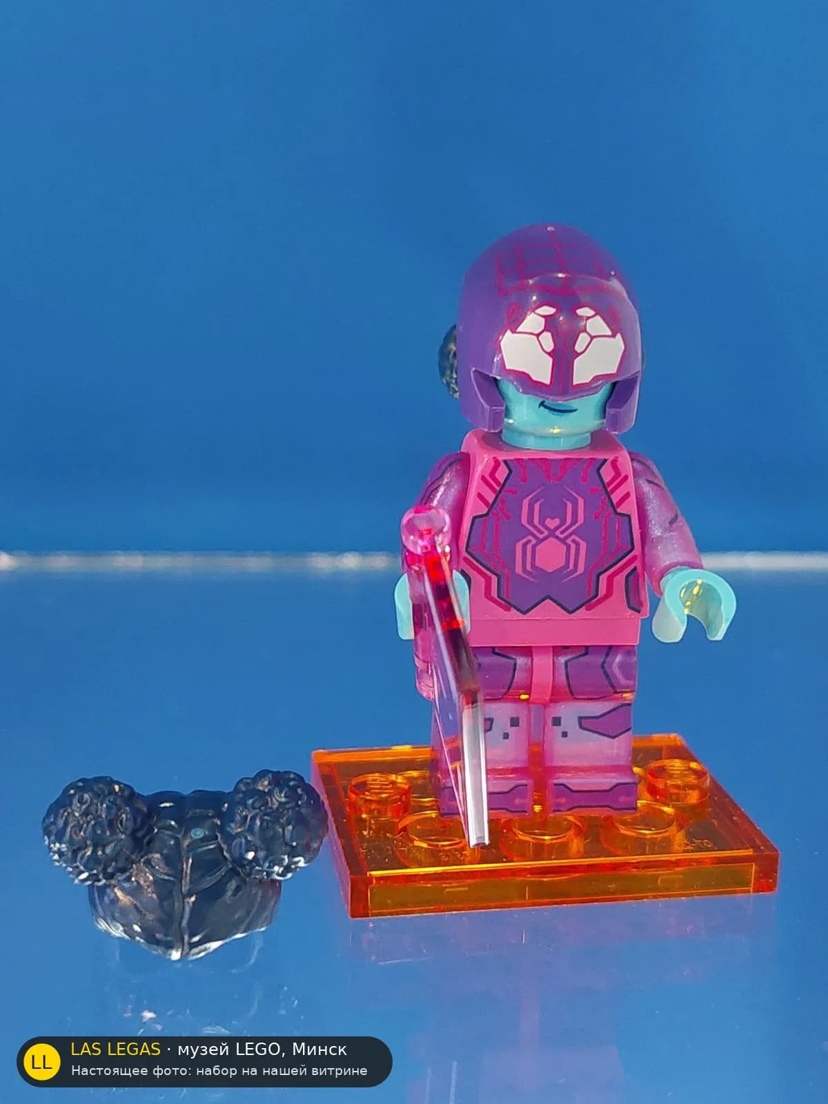 LEGO 71050 Минифигурка Марго Кесс / Спайдер-Байт (Margo Kess / Spider-Byte) на витрине музея Las Legas