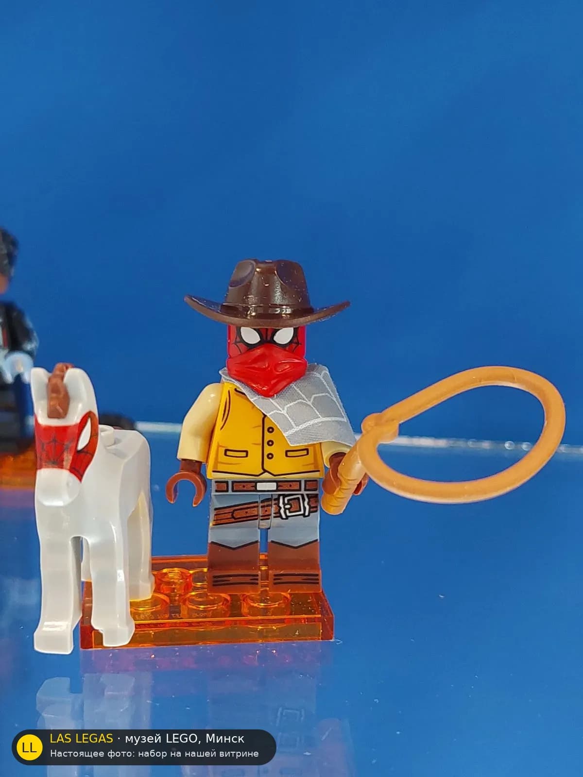 LEGO 71050 Человек-паук / Человек-паук-оборотень (Peter Parker / Werewolf Spider-Man) на витрине музея Las Legas