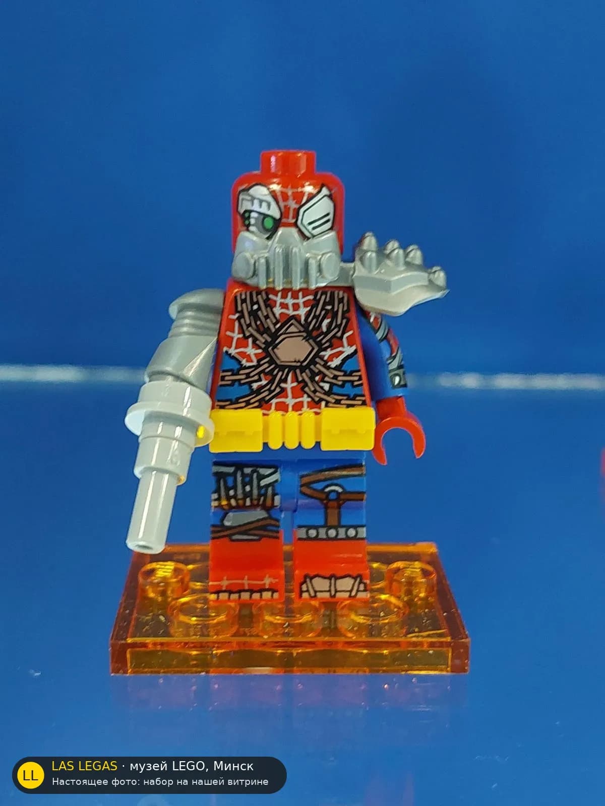 LEGO 71050 Спайдер-Вёрс: Пенни Паркер и Кибер-Женщина-Паук (Petra Parker / Cyborg Spider-Woman) на витрине музея Las Legas