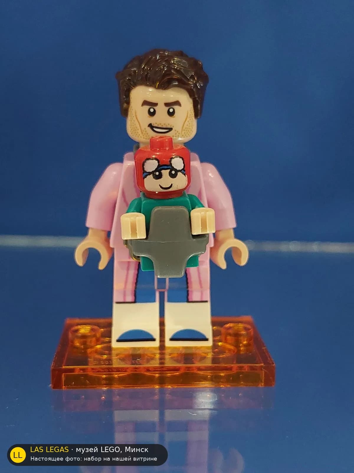 LEGO 71050 Минифигурки LEGO 71050 (Peter B. Parker / Spider-Man & May 'Mayday' Parker) на витрине музея Las Legas