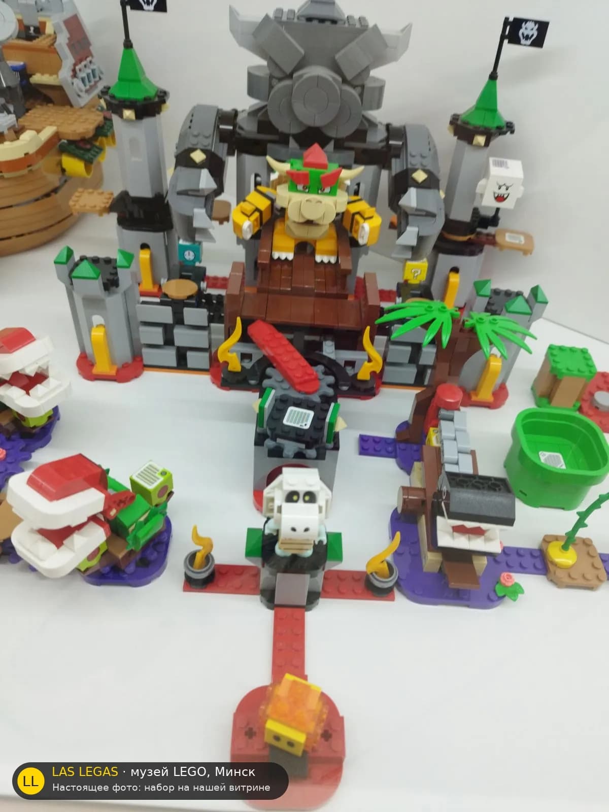 LEGO 71369 Замок Боузера: битва с боссом (Bowser's Castle Boss Battle) на витрине музея Las Legas