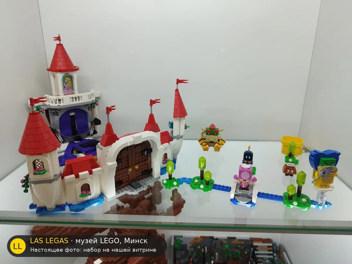 LEGO 71408 Замок Пич (Peach's Castle) на витрине музея Las Legas