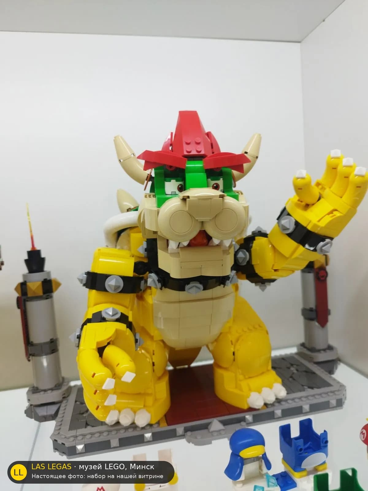 LEGO 71411 Могучий Боузер (The Mighty Bowser) на витрине музея Las Legas