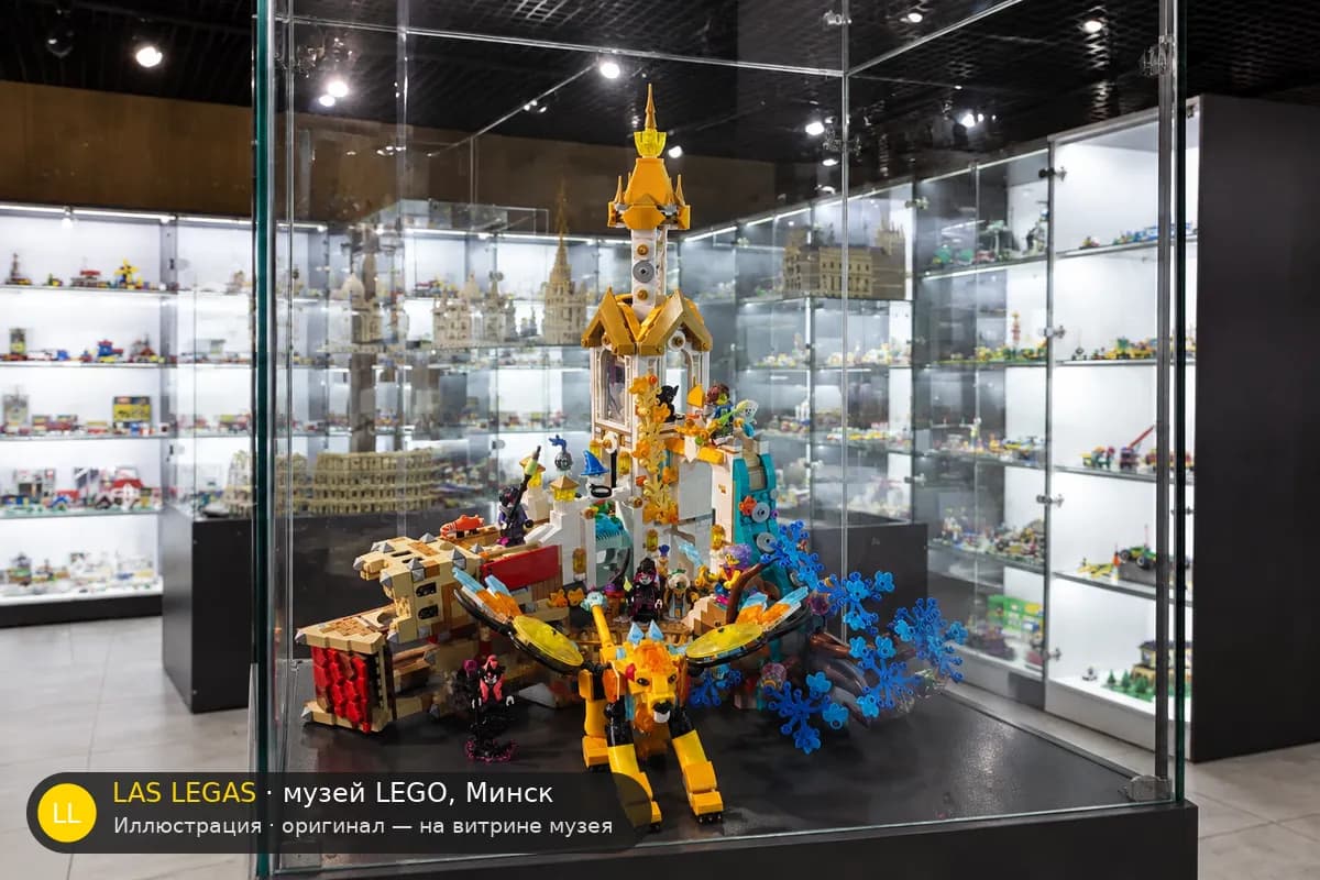 Иллюстрация: LEGO 71486 Замок Ноктюрния на витрине в зале музея Las Legas