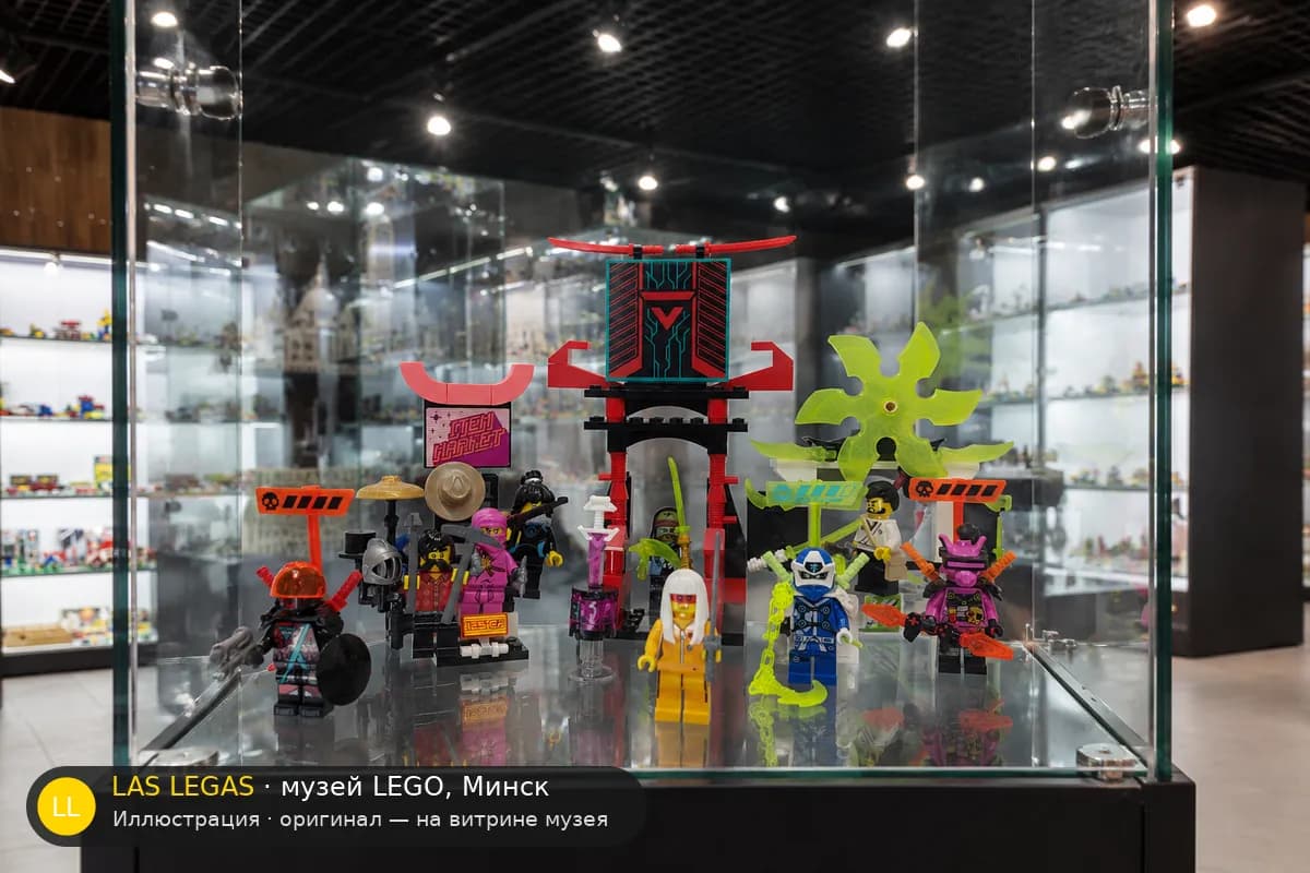 Иллюстрация: LEGO 71708 Рынок геймеров на витрине в зале музея Las Legas