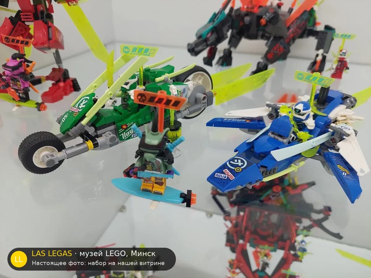 LEGO 71709 Гонки Джея и Ллойда (Jay and Lloyd's Velocity Racers) на витрине музея Las Legas