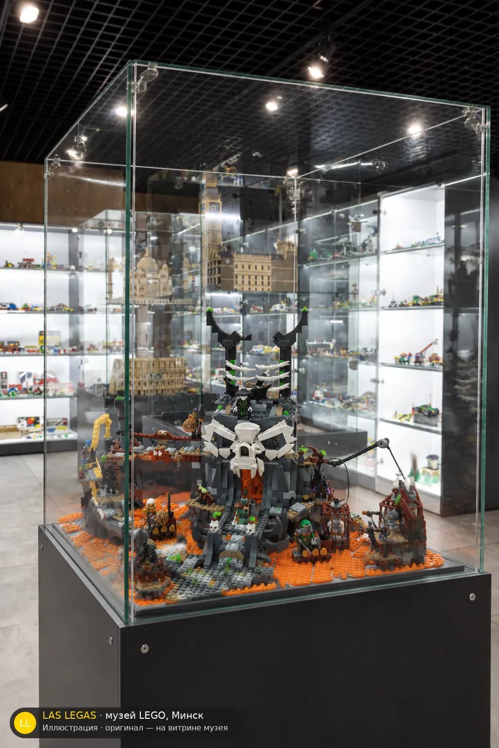 Иллюстрация: LEGO 71722 Подземелья Короля Черепов на витрине в зале музея Las Legas