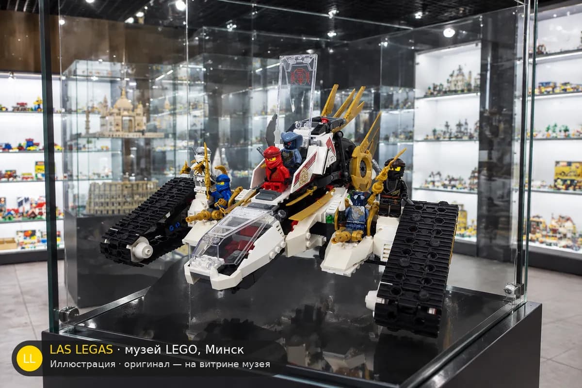 Иллюстрация: LEGO 71739 Ультра Соник Рейдер на витрине в зале музея Las Legas