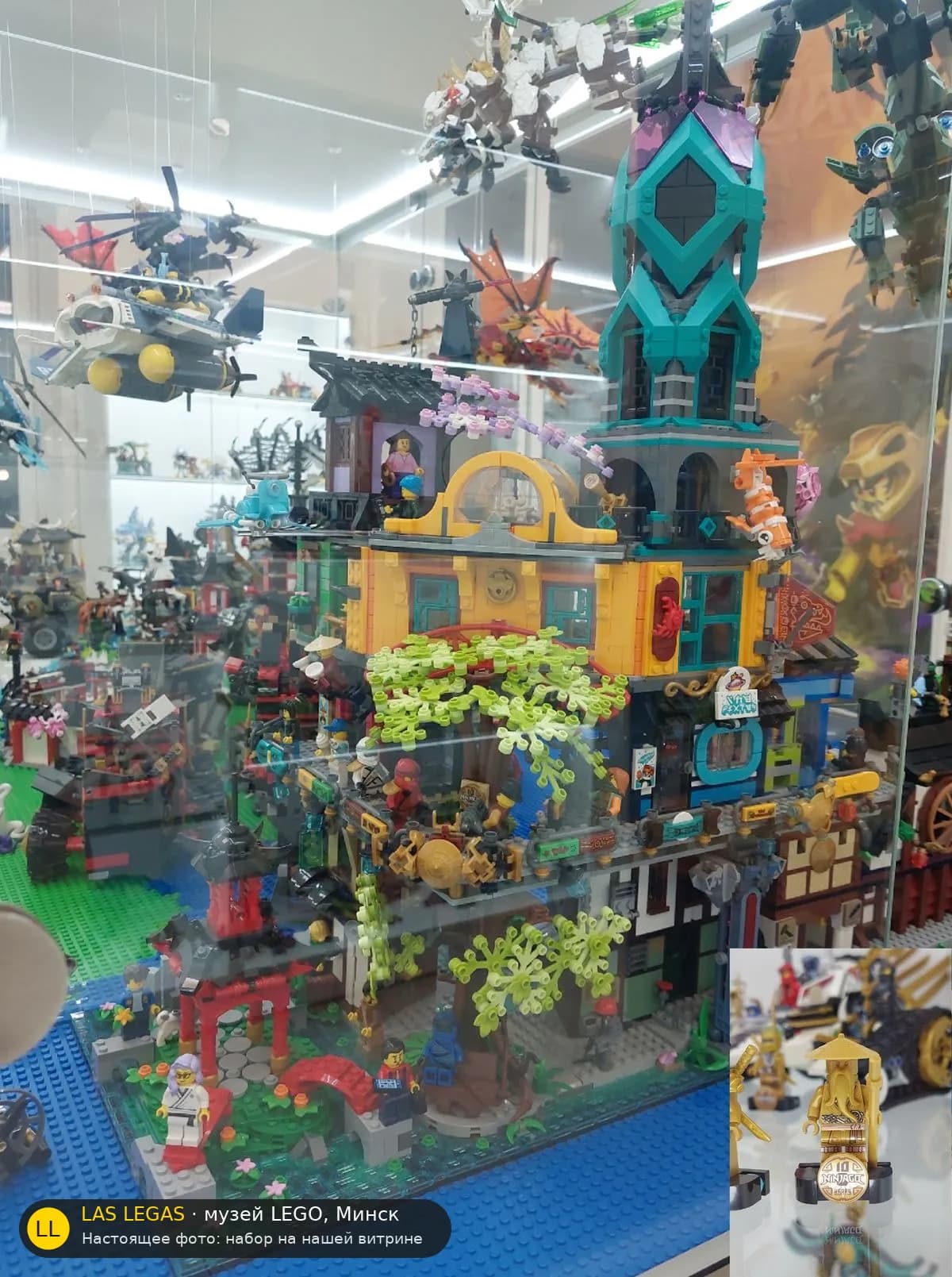 LEGO 71741 Городской сад Ниндзяго (NINJAGO City Gardens) на витрине музея Las Legas