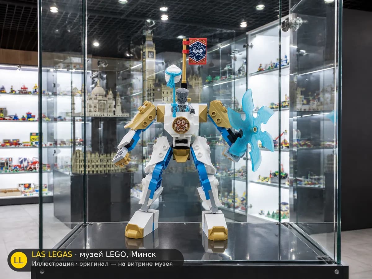 Иллюстрация: LEGO 71761 Механический дракон Зейна EVO на витрине в зале музея Las Legas