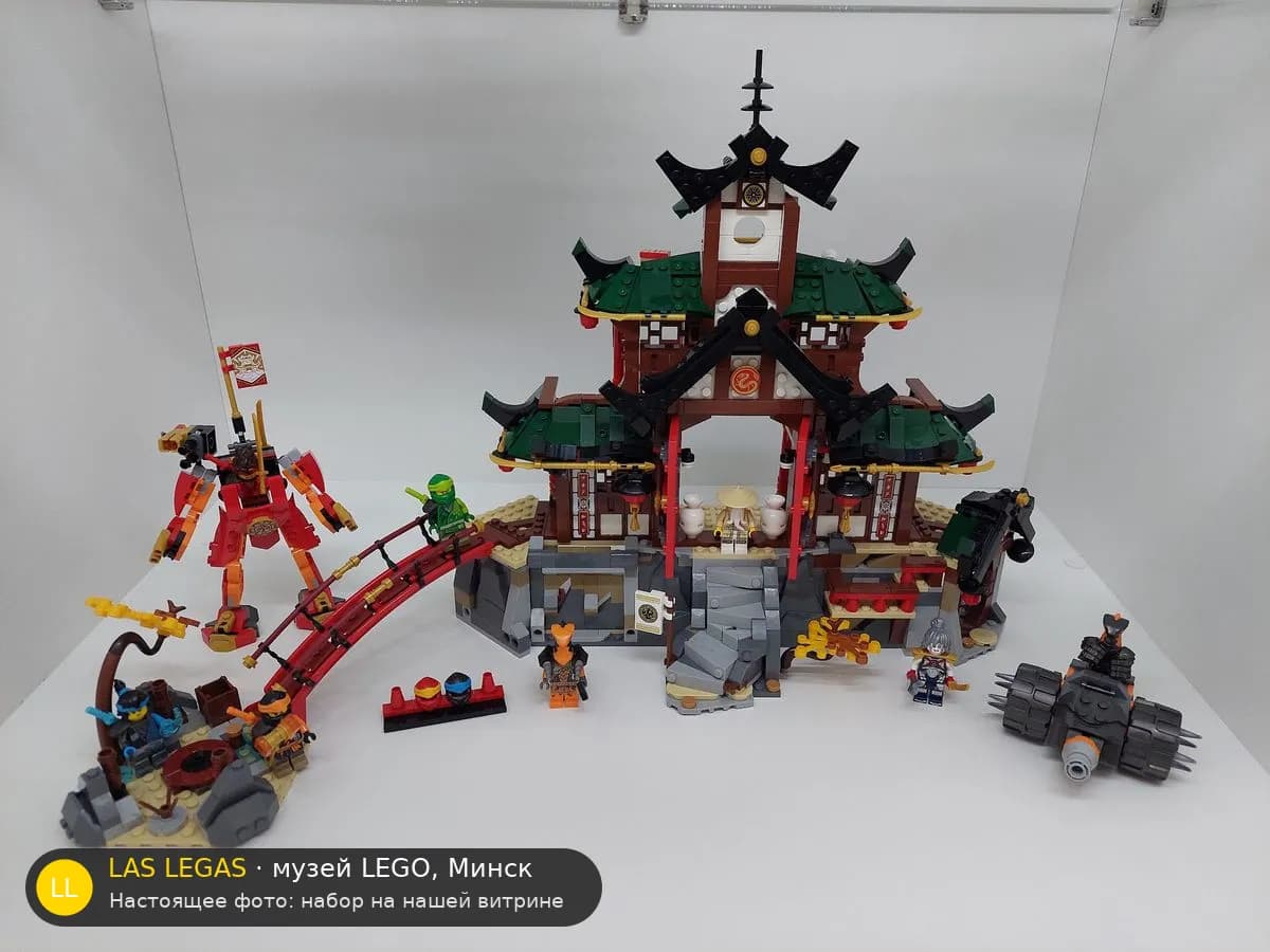 LEGO 71767 Храм ниндзя-додзё (Ninja Dojo Temple) на витрине музея Las Legas