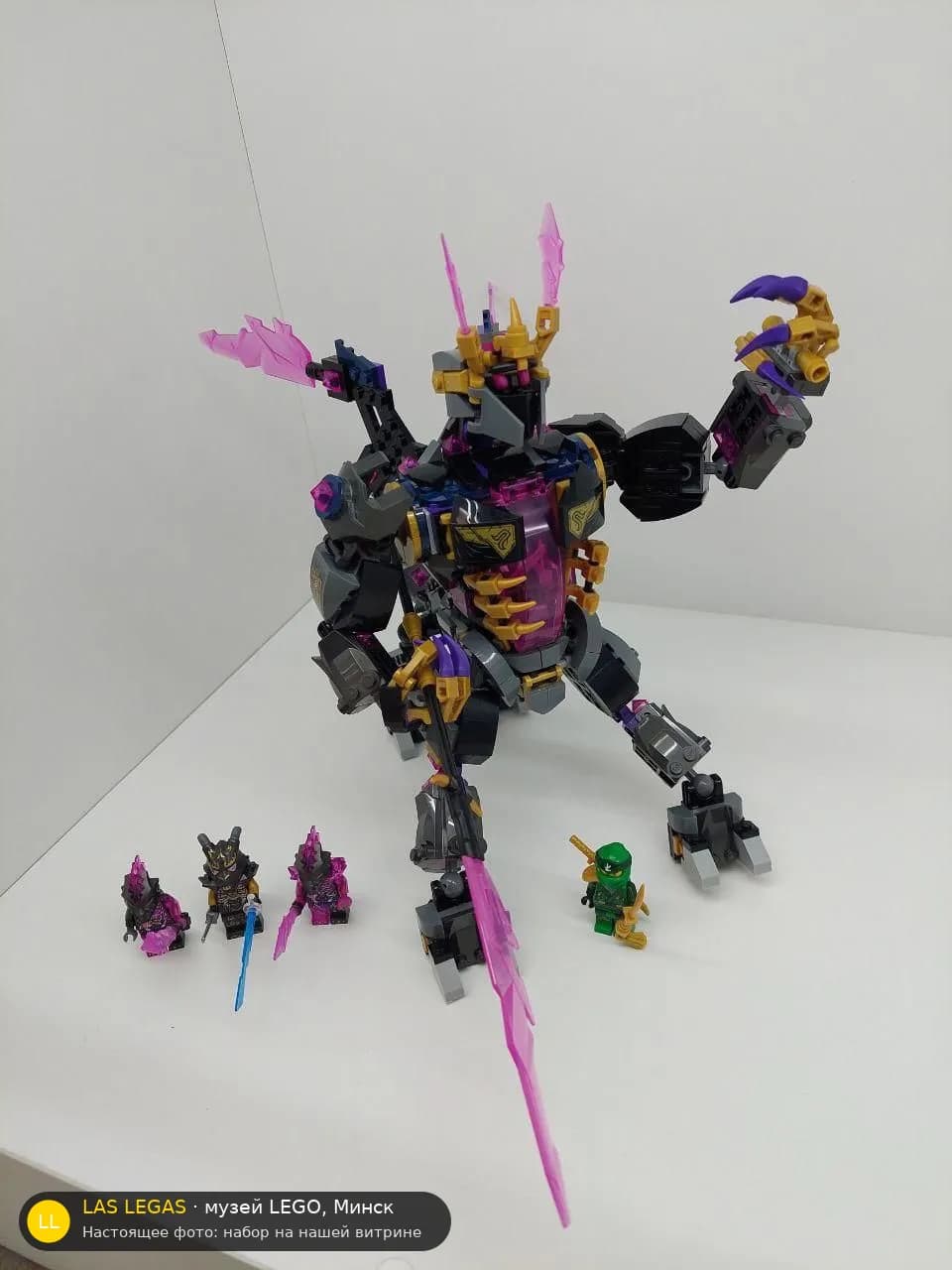 LEGO 71772 Кристальный Король (The Crystal King) на витрине музея Las Legas