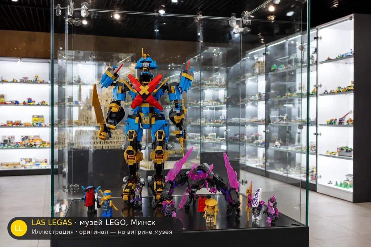 Иллюстрация: LEGO 71775 Ниндзяго: самурайский мех Наи на витрине в зале музея Las Legas