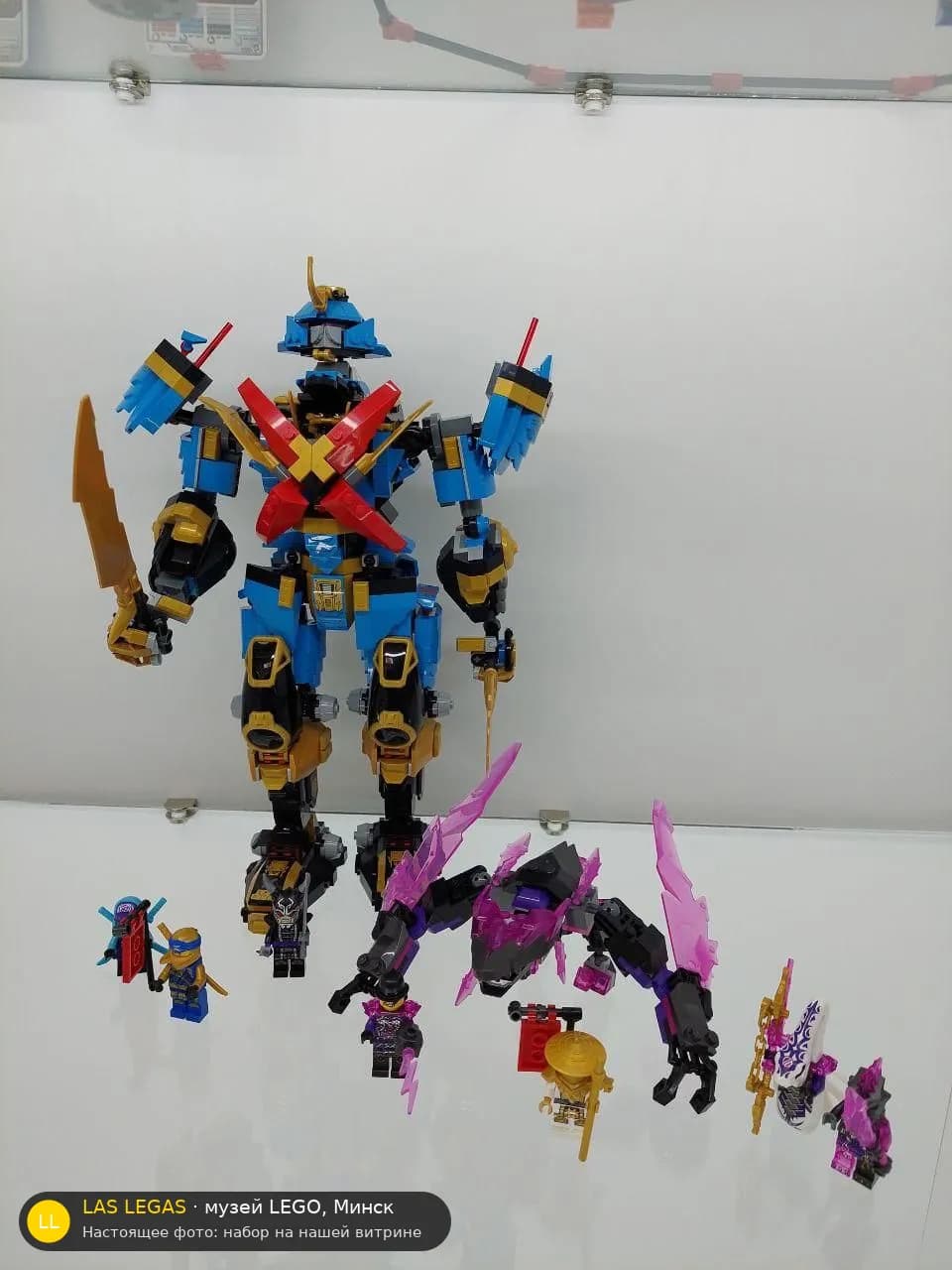 LEGO 71775 Ниндзяго: самурайский мех Наи (Nya's Samurai X MECH) на витрине музея Las Legas