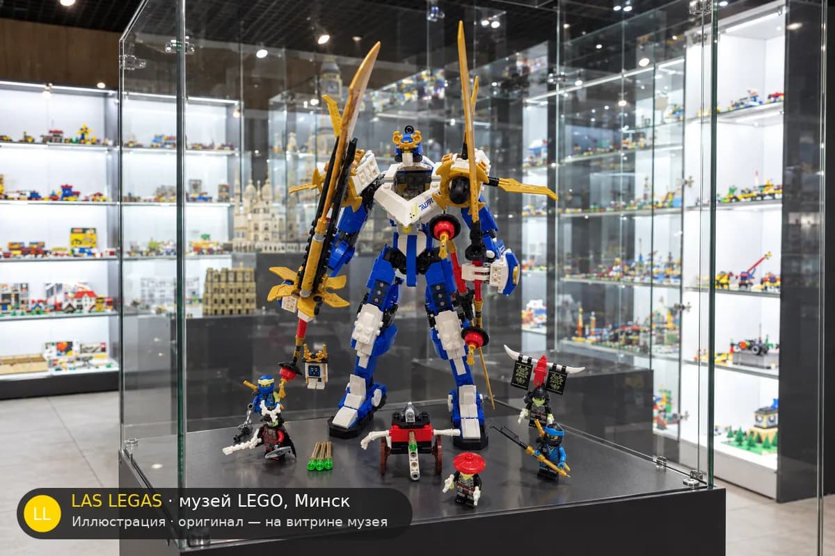 Иллюстрация: LEGO 71785 Титан-мех Джея на витрине в зале музея Las Legas