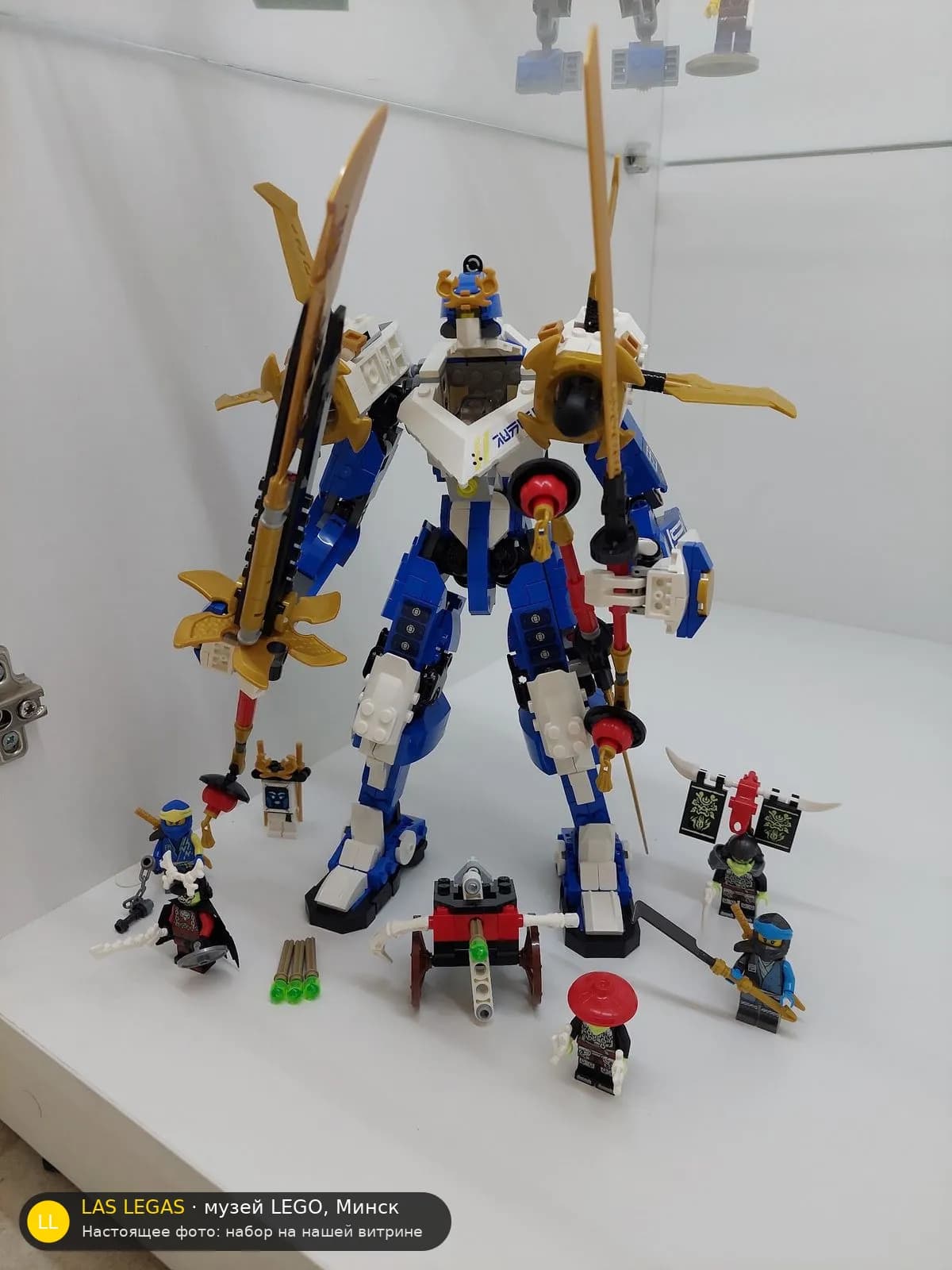 LEGO 71785 Титан-мех Джея (Jay's Titan Mech) на витрине музея Las Legas