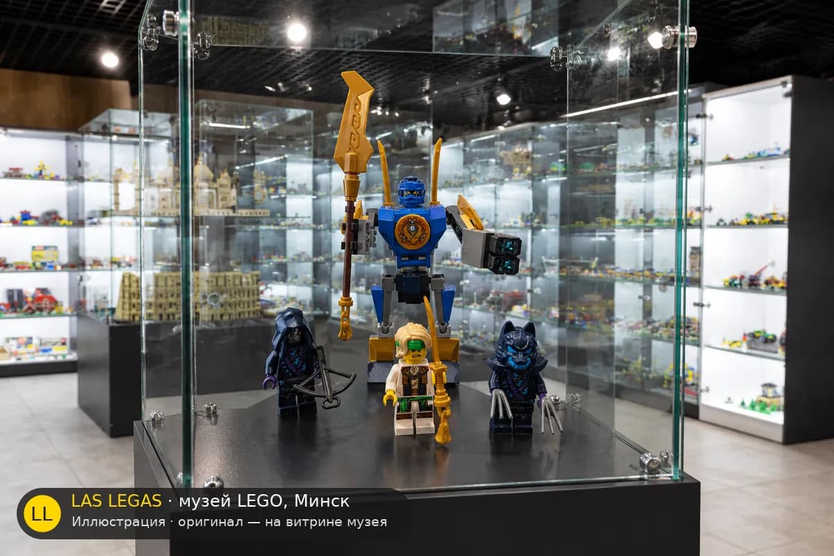 Иллюстрация: LEGO 71805 Боевой набор механического Джея на витрине в зале музея Las Legas
