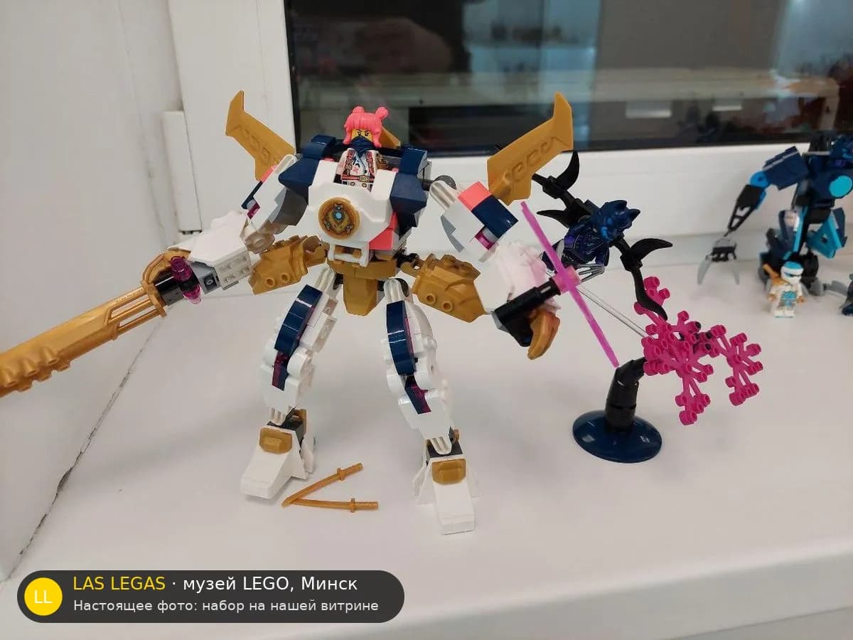 LEGO 71807 Механический мех Соры со стихиями (Sora's Elemental Tech Mech) на витрине музея Las Legas
