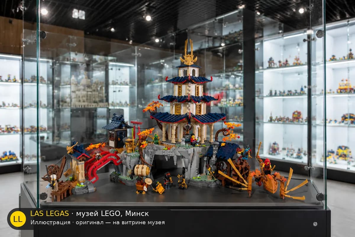 Иллюстрация: LEGO 71814 Турнирный храм-город на витрине в зале музея Las Legas