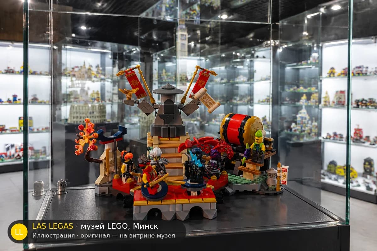 Иллюстрация: LEGO 71818 Турнирная боевая арена на витрине в зале музея Las Legas