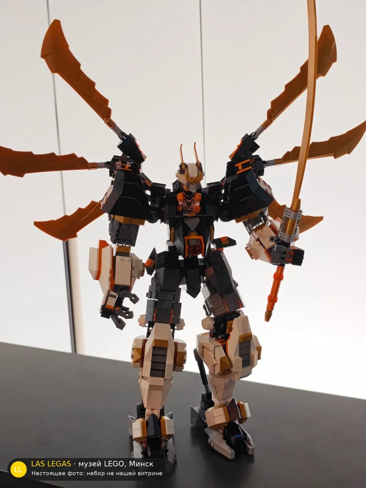 LEGO 71821 Дракон-мех Коула (Cole's Titan Dragon Mech) на витрине музея Las Legas