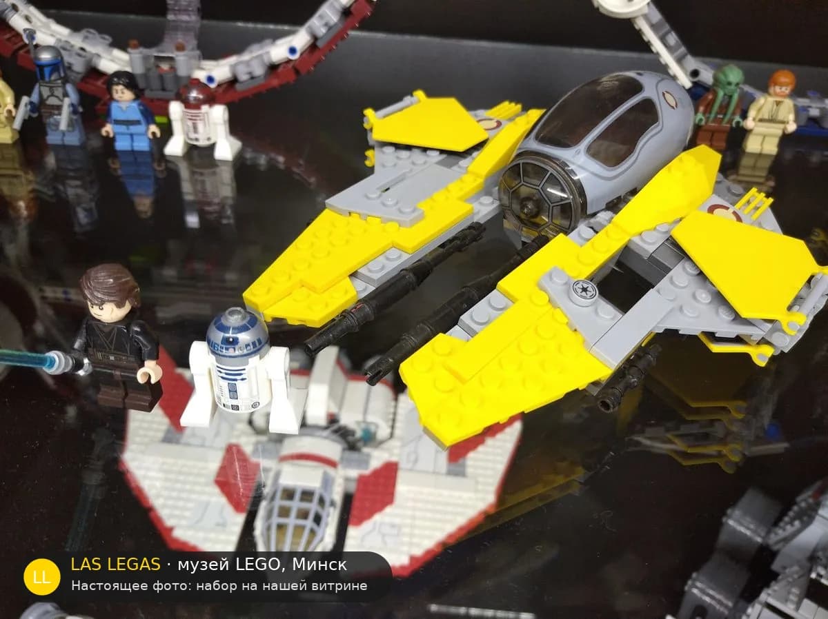 LEGO 75038 Джедайский перехватчик (Jedi Interceptor) на витрине музея Las Legas
