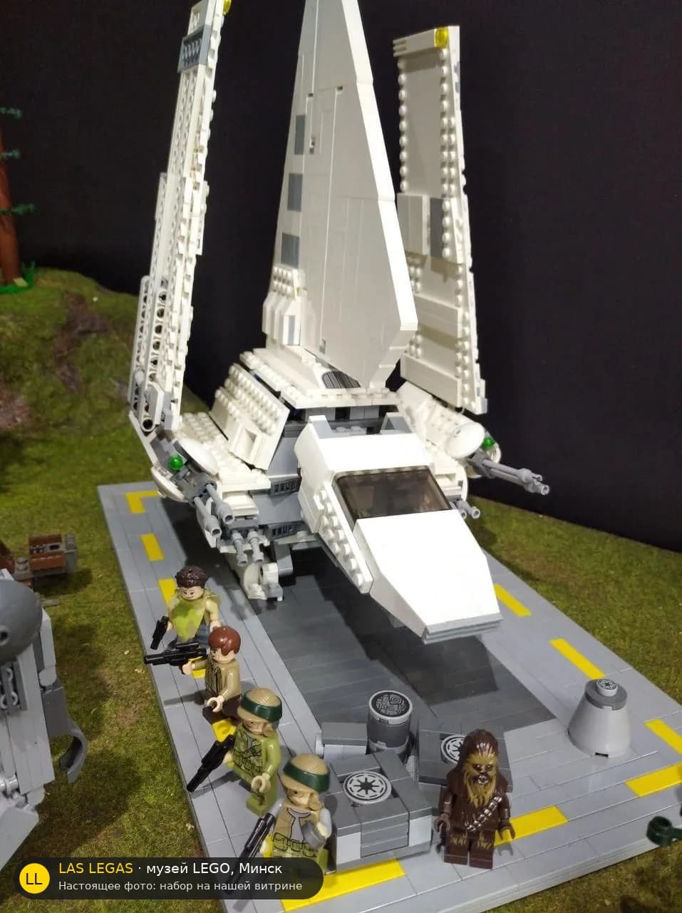 LEGO 75094 Имперский шаттл «Тидириум» (Imperial Shuttle Tydirium) на витрине музея Las Legas