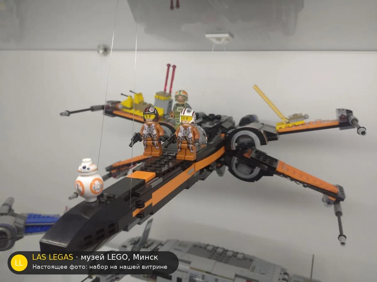 LEGO 75102 Истребитель X-wing По (Poe's X-wing Fighter) на витрине музея Las Legas
