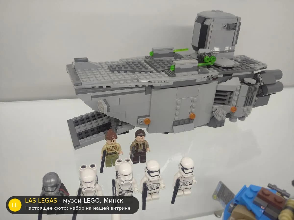 LEGO 75103 Транспортник Первого Ордена (First Order Transporter) на витрине музея Las Legas