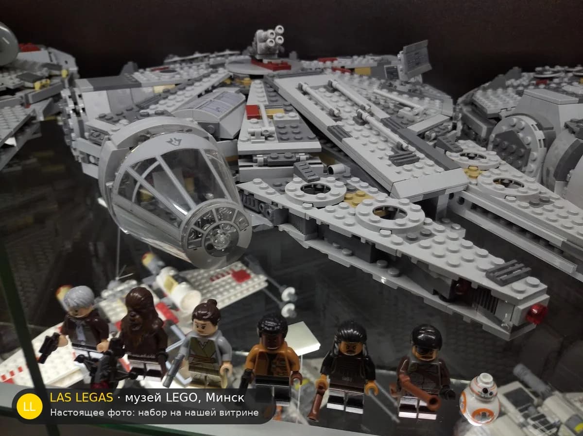 LEGO 75105 Сокол Тысячелетия (Millennium Falcon) на витрине музея Las Legas