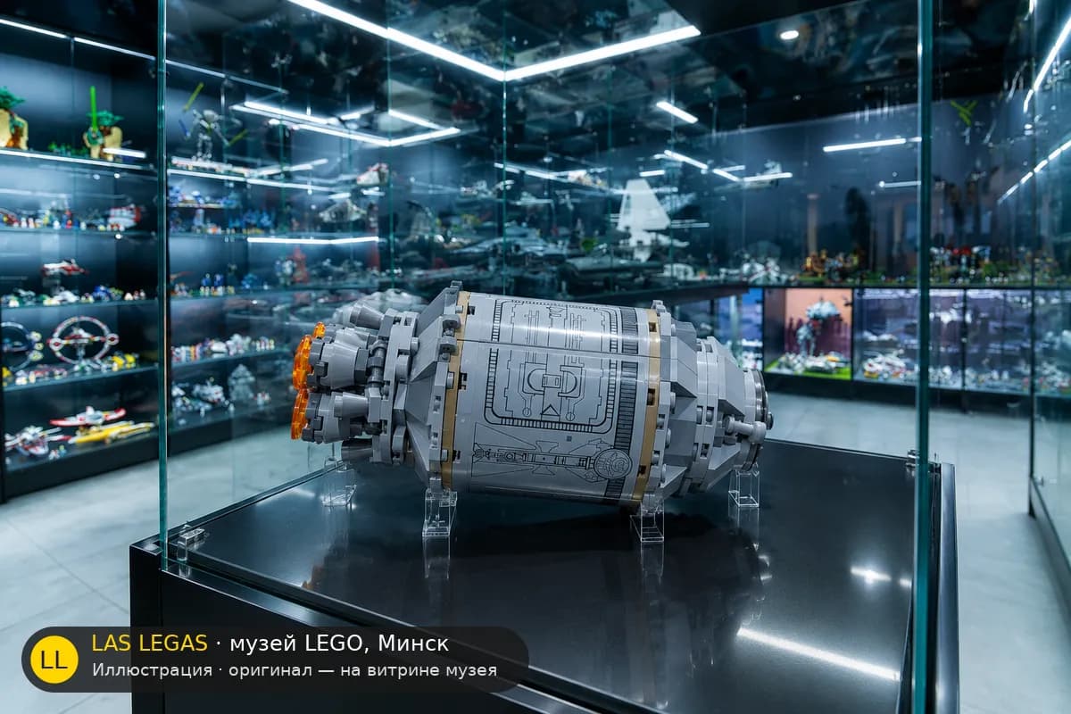 Иллюстрация: LEGO 75136 Спасательная капсула дроидов на витрине в зале музея Las Legas
