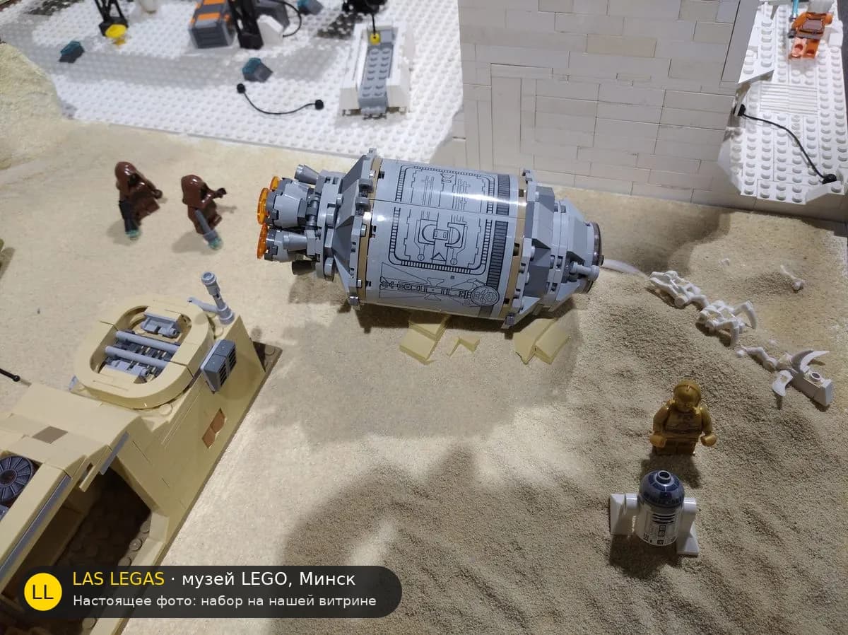 LEGO 75136 Спасательная капсула дроидов (Droid Escape Pod) на витрине музея Las Legas