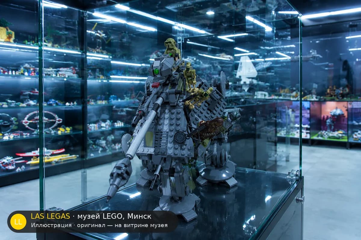 Иллюстрация: LEGO 75234 AT-AP Walker на витрине в зале музея Las Legas