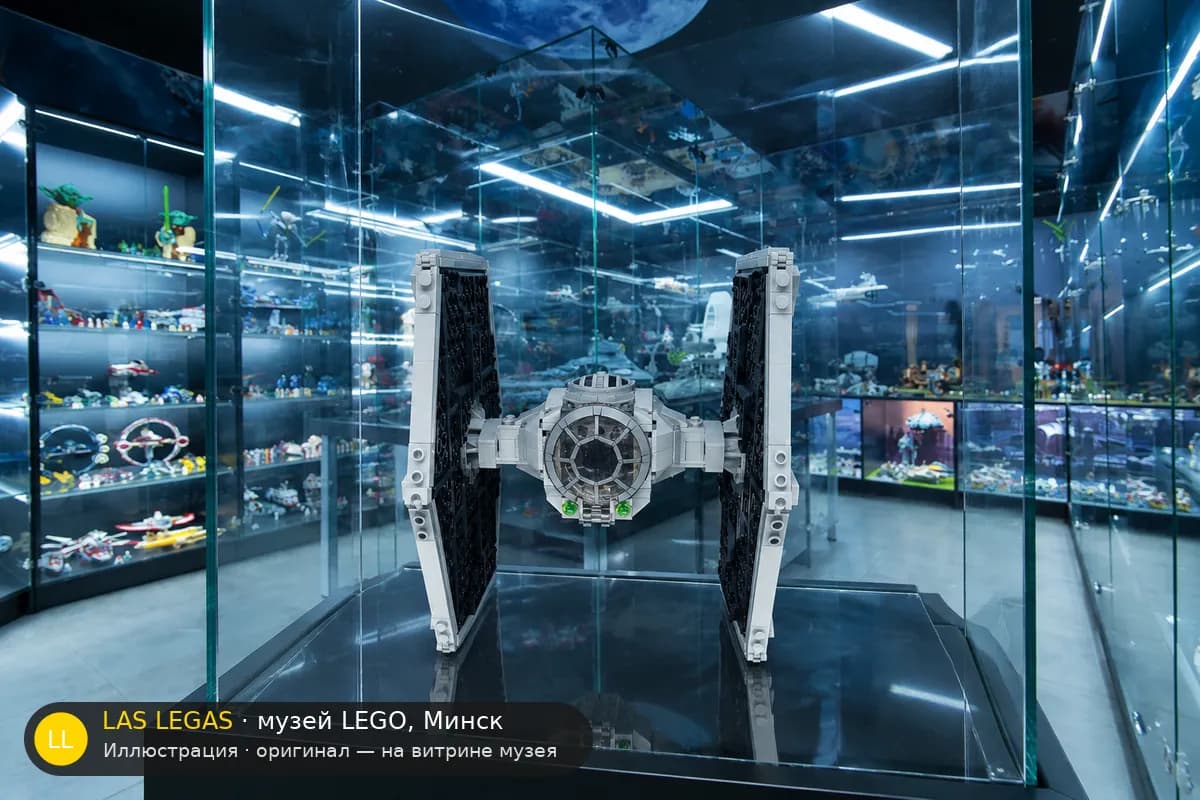 Иллюстрация: LEGO 75300 Имперский истребитель TIE на витрине в зале музея Las Legas
