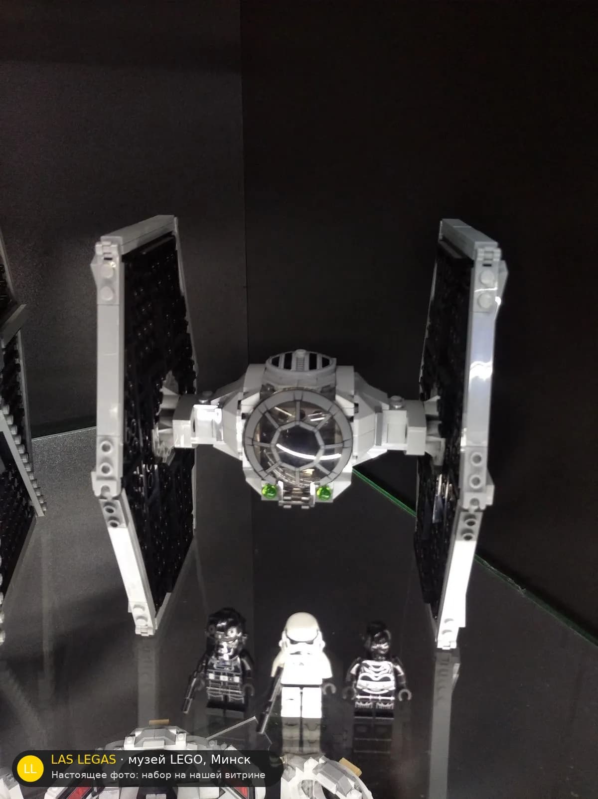 LEGO 75300 Имперский истребитель TIE (Imperial TIE Fighter) на витрине музея Las Legas