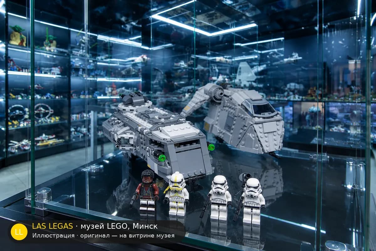 Иллюстрация: LEGO 75311 Имперский бронированный мародёр на витрине в зале музея Las Legas