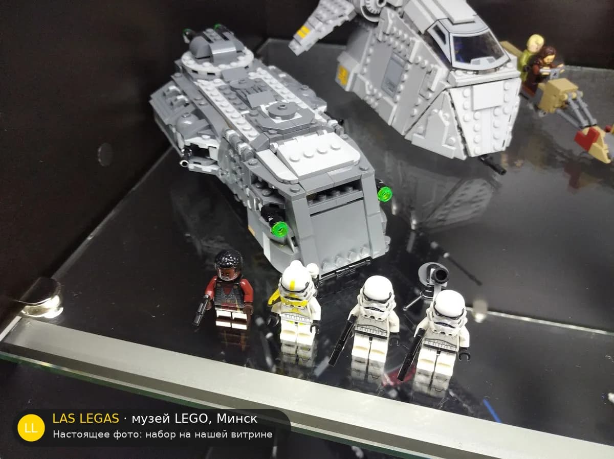 LEGO 75311 Имперский бронированный мародёр (Imperial Armored Marauder) на витрине музея Las Legas