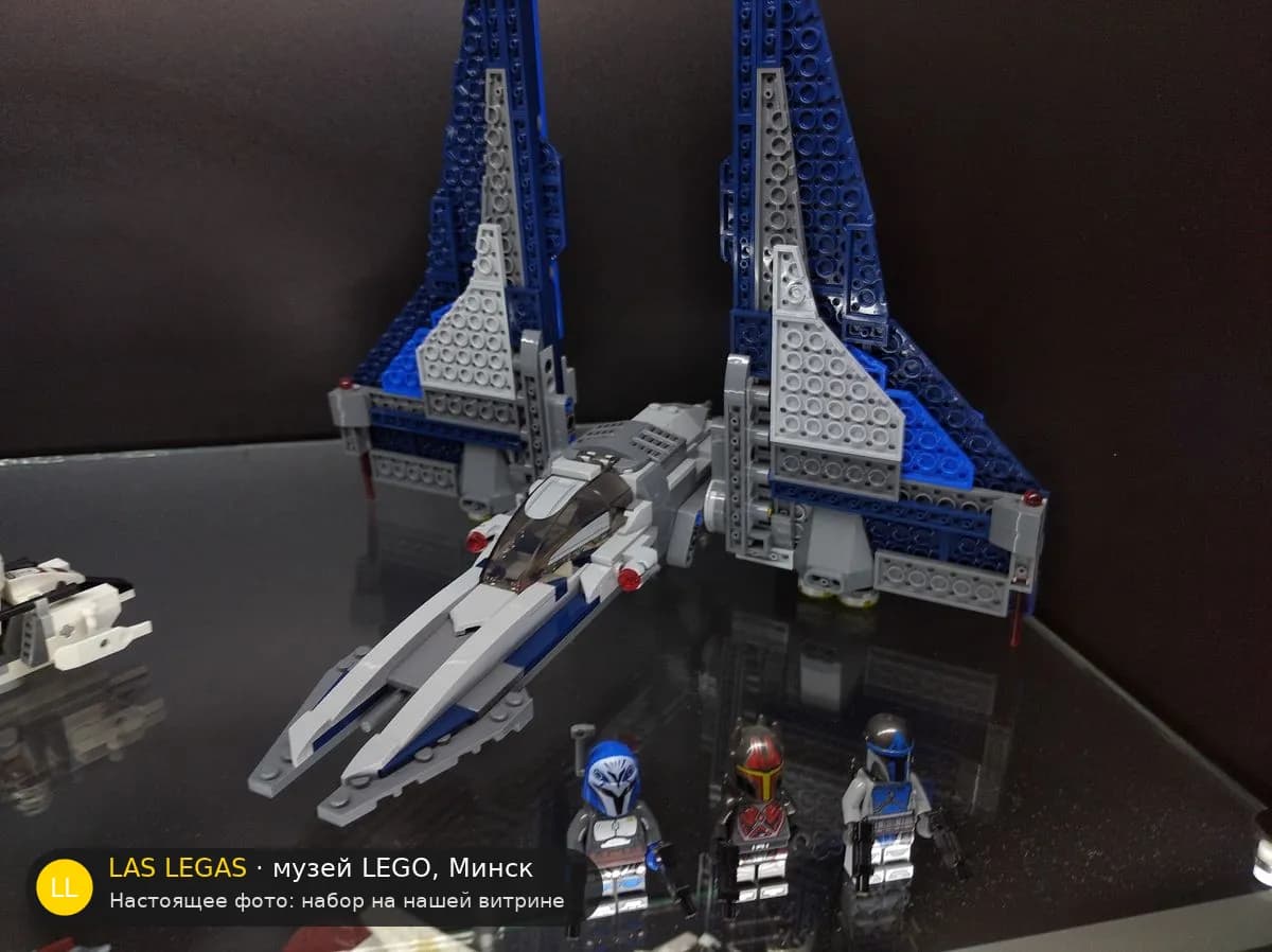 LEGO 75316 Звёздный истребитель мандалорцев (Mandalorian Starfighter) на витрине музея Las Legas