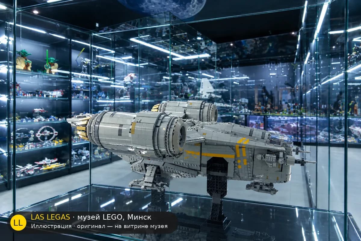 Иллюстрация: LEGO 75331 Лезвие бритвы на витрине в зале музея Las Legas