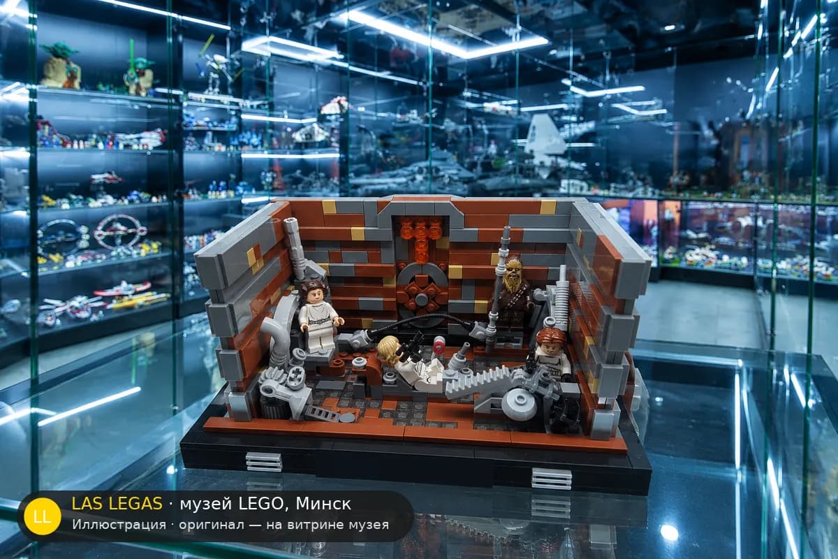 Иллюстрация: LEGO 75339 Мусорный пресс Звезды Смерти на витрине в зале музея Las Legas