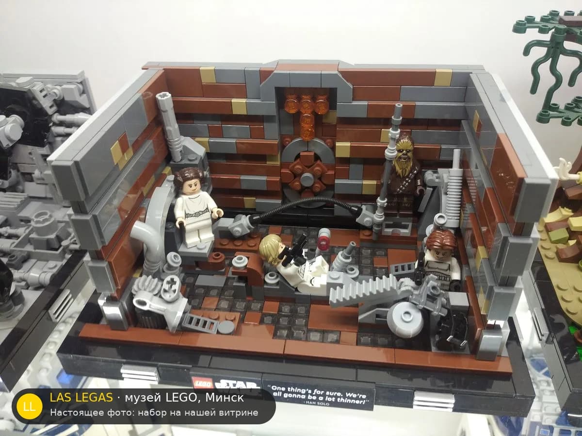 LEGO 75339 Мусорный пресс Звезды Смерти (Death Star Trash Compactor Diorama) на витрине музея Las Legas