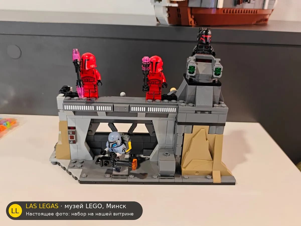 LEGO 75386 Паза Визсла и Мофф Гидеон: битва (Paz Vizsla and Moff Gideon Battle) на витрине музея Las Legas