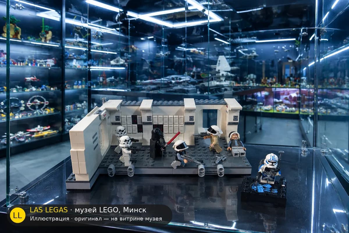 Иллюстрация: LEGO 75387 Высадка на Тантив IV на витрине в зале музея Las Legas