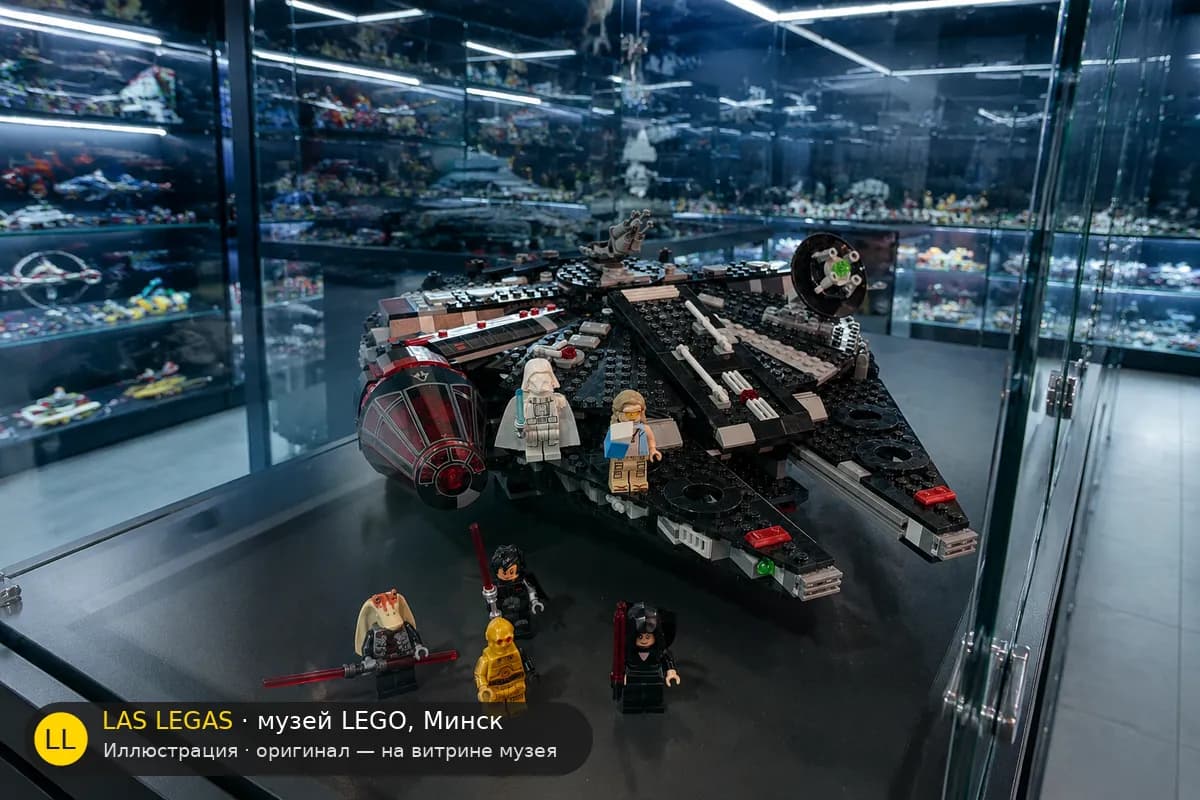 Иллюстрация: LEGO 75389 Тёмный Сокол на витрине в зале музея Las Legas
