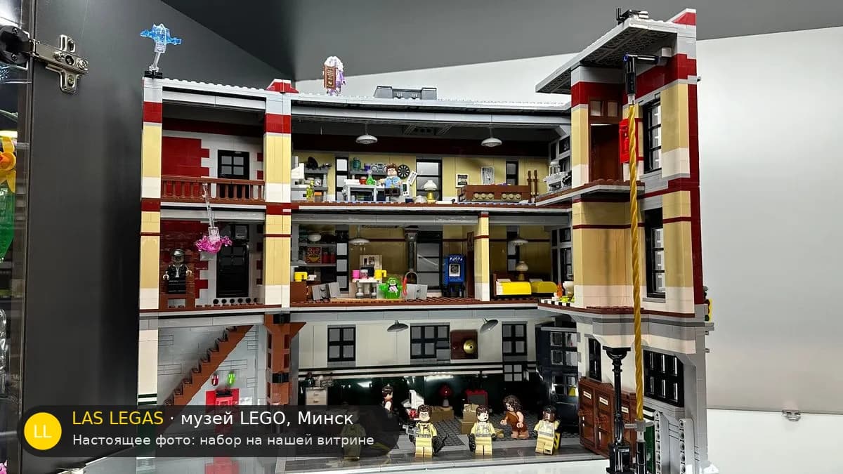 LEGO 75827 Пожарная часть — штаб Охотников за приведениями (Firehouse Headquarters) на витрине музея Las Legas